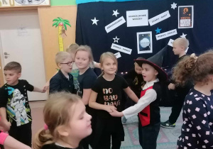 Wesoła zabawa przy muzyce.