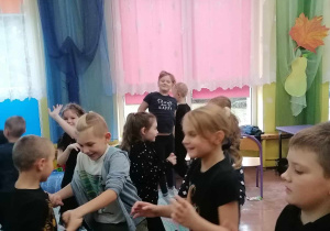 Wesoła zabawa przy muzyce.