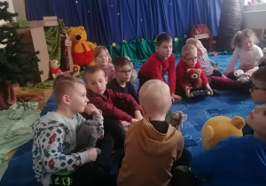 Uczniowie słuchają opowieści o Kubusiu Puchatku