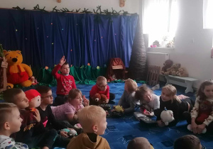Uczniowie słuchają opowieści o Kubusiu Puchatku