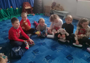 Uczniowie słuchają opowieści o Kubusiu Puchatku