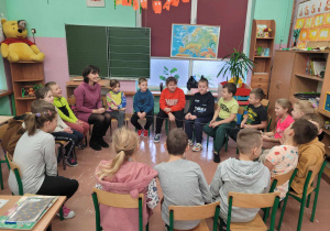Dzieci budują sieć, aby zrozumieć, że tworzą zespół klasowy, a nie jednostki.