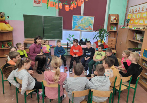 Dzieci budują sieć, aby zrozumieć, że tworzą zespół klasowy, a nie jednostki.