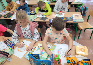 Dzieci kolorują mandale, aby się wyciszyć. W tle leciała relaksująca muzyka.