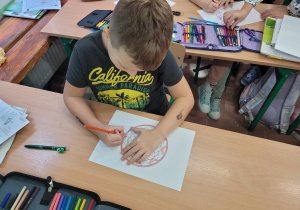 Dzieci kolorują mandale, aby się wyciszyć. W tle leciała relaksująca muzyka.
