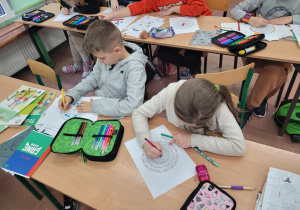 Dzieci kolorują mandale, aby się wyciszyć. W tle leciała relaksująca muzyka.