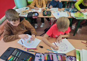 Dzieci kolorują mandale, aby się wyciszyć. W tle leciała relaksująca muzyka.
