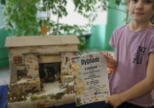 Uczennica prezentuje swoją pracę