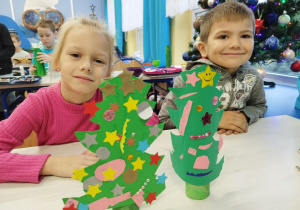 Uczniowie prezentują choineczki