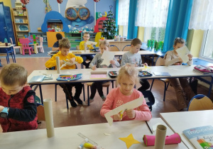 Uczniowie wykonują gwiazdę betlejemską.