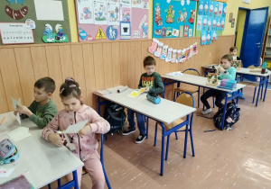 Uczniowie wykonują gwiazdę betlejemską.