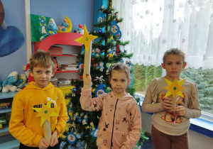 Uczniowie prezentują wykonaną gwiazdę betlejemską.