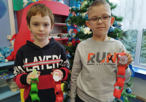 Dzieci pokazują wykonane prace