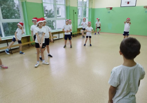 Zabawa z czapkami Mikołaja
