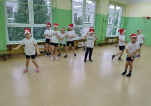 Zabawa z czapkami Mikołaja