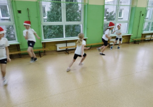 Zabawa z czapkami Mikołaja