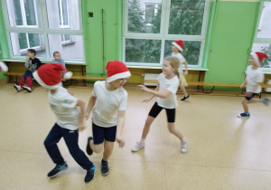 Zabawa z czapkami Mikołaja