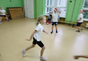 Zabawa z czapkami Mikołaja