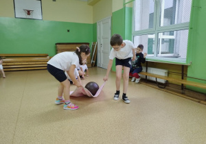 Wyścigi zaprzęgów - Renifery współpracują