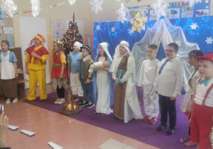 Dzieci na zakończenie śpiewają piosenkę "Jest taki dzień"