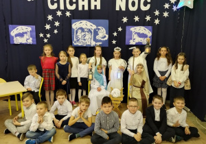Uczniowie klasy I B z aktorami dzisiejszych jasełek.