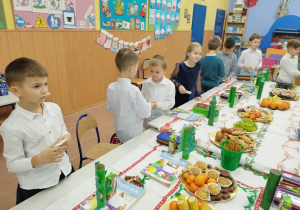 Uczniowie klasy I B składają sobie życzenia
