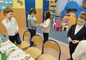 Uczniowie klasy I B składają sobie życzenia