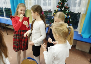 Uczniowie klasy I B składają sobie życzenia