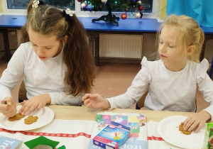 Dzieci ozdabiają pierniczki kolorowym lukrem