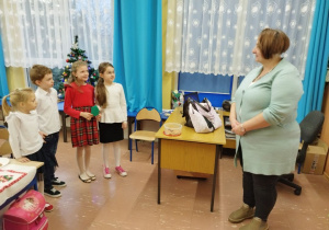 Dzieci składają życzenia pani katechetce