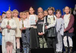 Członkowie zespołu PIANO odbierają statuetkę i dyplom