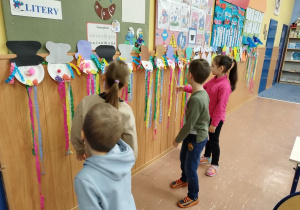 Uczniowie ogladaja prace w klasowej galerii
