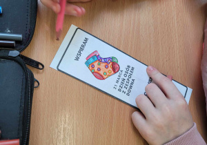 Uczniowie klasy II C podczas zajęć z okazji Dnia Kolorowej Skarpetki