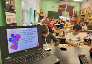Uczniowie klasy II C podczas zajęć z okazji Dnia Kolorowej Skarpetki