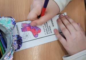 Uczniowie klasy II C podczas zajęć z okazji Dnia Kolorowej Skarpetki