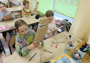 Uczniowie przygotowują wianki
