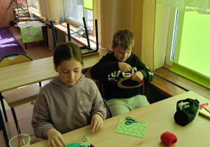 Uczniowie przygotowują wianki