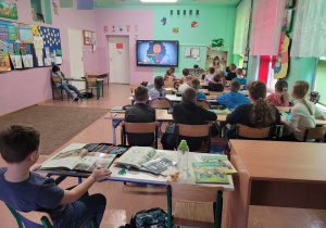 Dzieci oglądają filmik edukacyjny