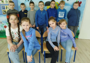 Uczniowie Bajkolandii w niebieskich strojach