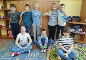 Uczniowie Bajkolandii w niebieskich strojach