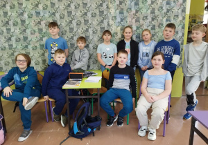 Uczniowie Bajkolandii w niebieskich strojach