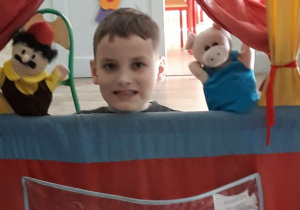 Chłopiec z kukiełkami.