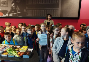 Uczniowie i koordynatorka projektu z pamiątkowym dyplomem