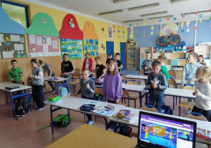 Uczniowie podczas lekcji online