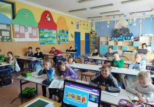 Uczniowie podczas lekcji online