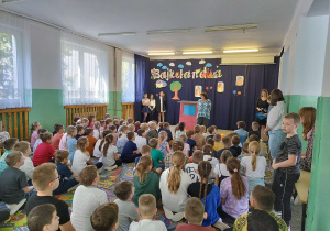 Bajkoludki czekają na przedstawienie