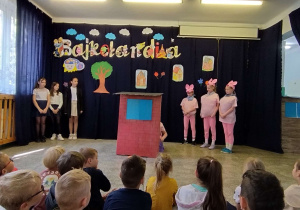 Uczniowie klasy V A prezentują spektakl