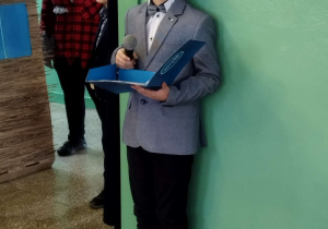 Uczniowie klasy V A prezentują spektakl