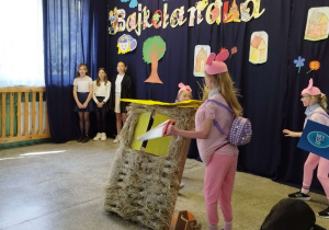 Uczniowie klasy V A prezentują spektakl