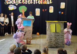 Uczniowie klasy V A prezentują spektakl